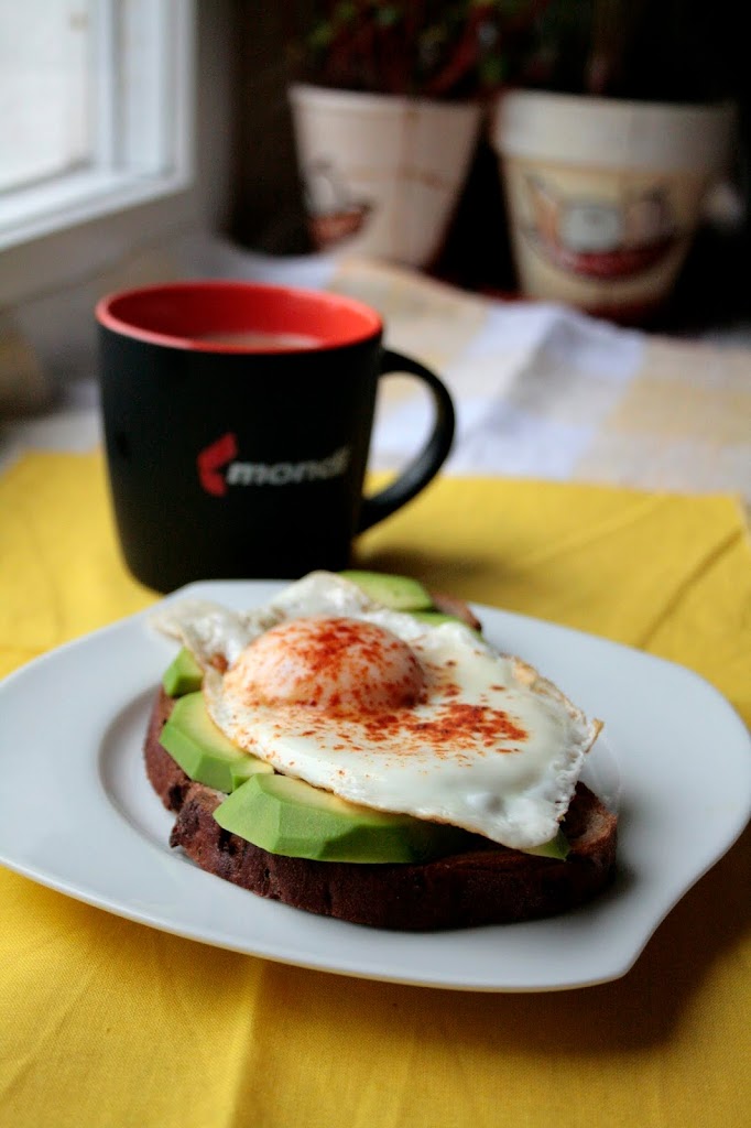 Low FODMAP egg and avocado on toast.