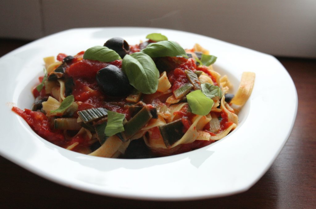 tomato sauce with leeks and olives