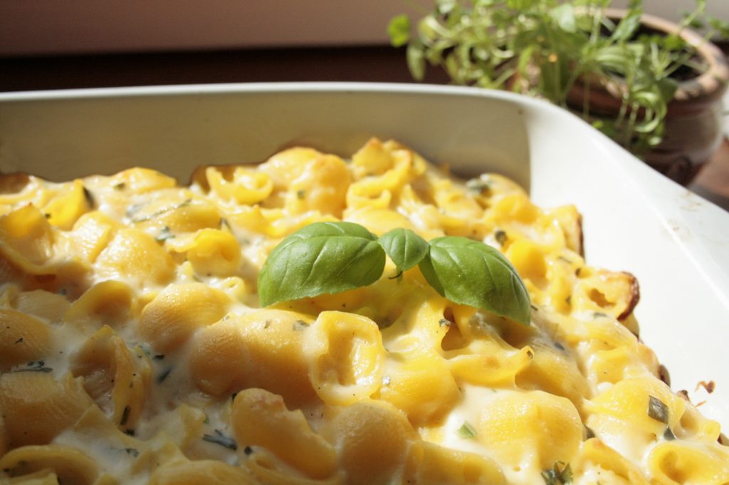 Macaroni and cheese with herbs