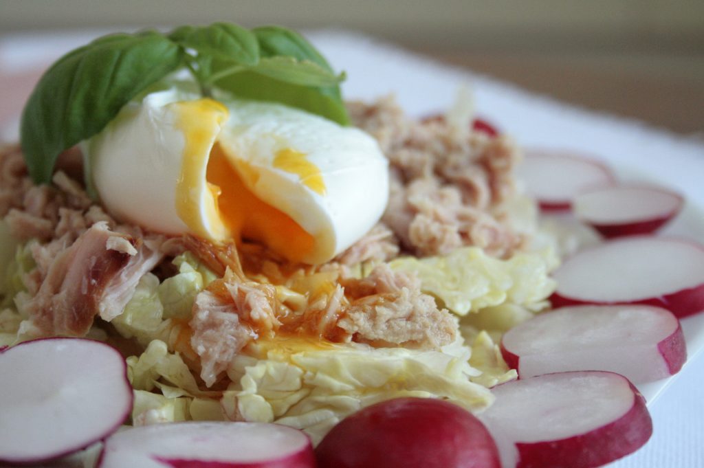 Poached egg, tuna and radish salad